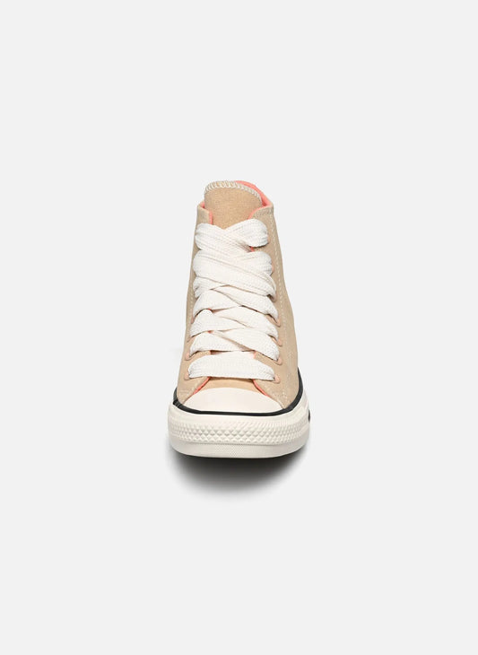 Baskets montantes beiges en suède de Converse, avec des lacets blancs.