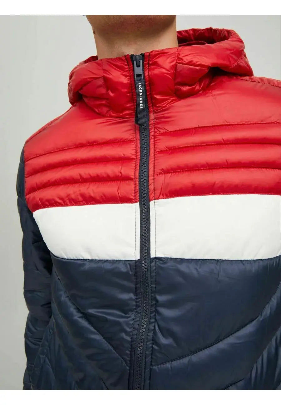 Veste d'hiver matelassée bleu marine de Jack & Jones, avec capuche rouge et fermeture éclair complète.