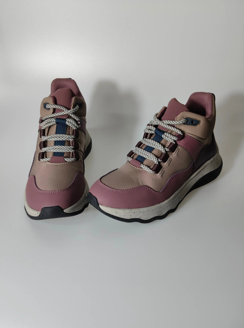 Bottes de randonnée femme marron et rose de Clarks, avec lacets à motifs et semelles mouchetées.