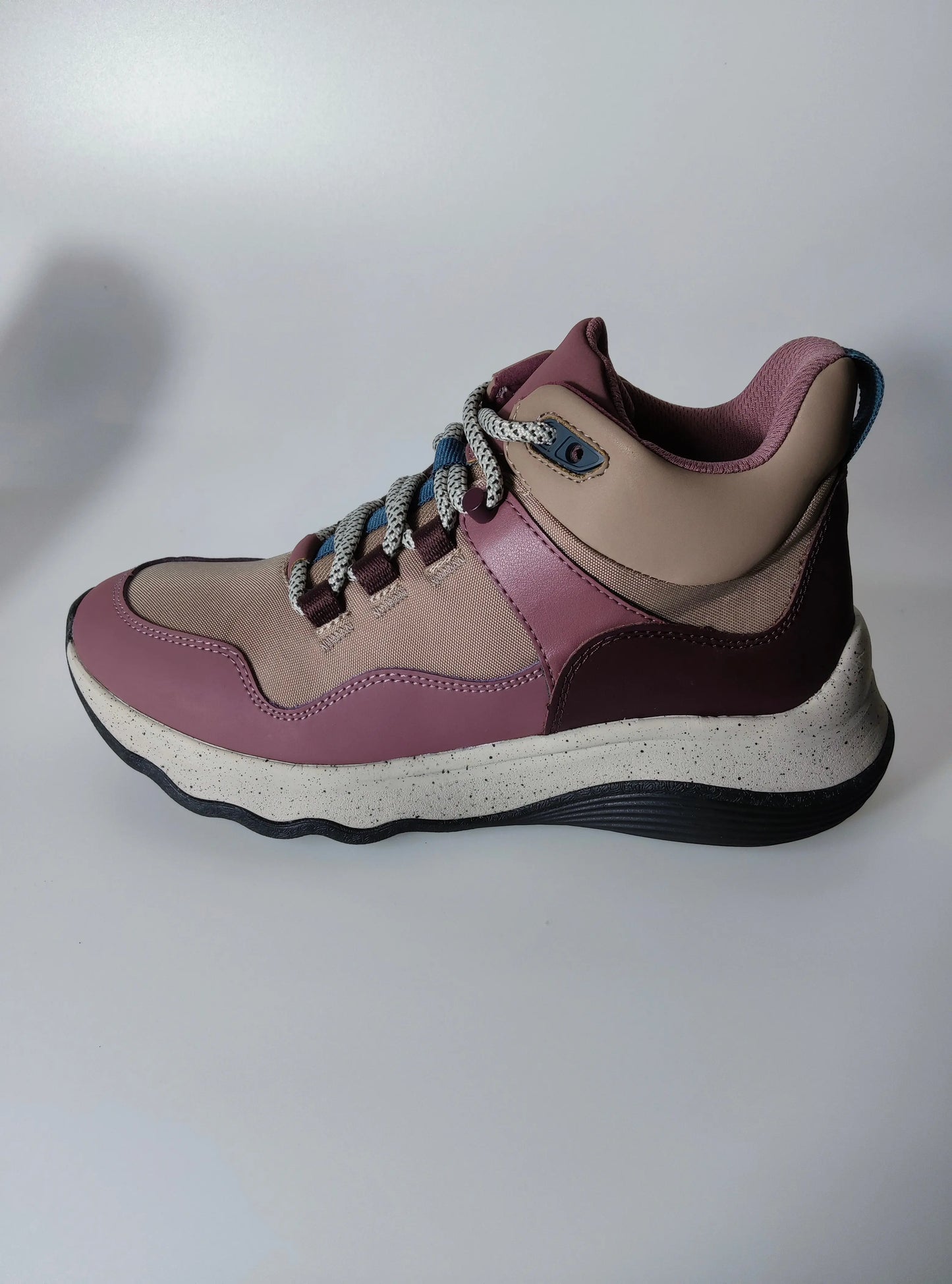 Bottes de randonnée montantes femme roses et beiges de Clarks, avec lacets bicolores et semelle mouchetée.