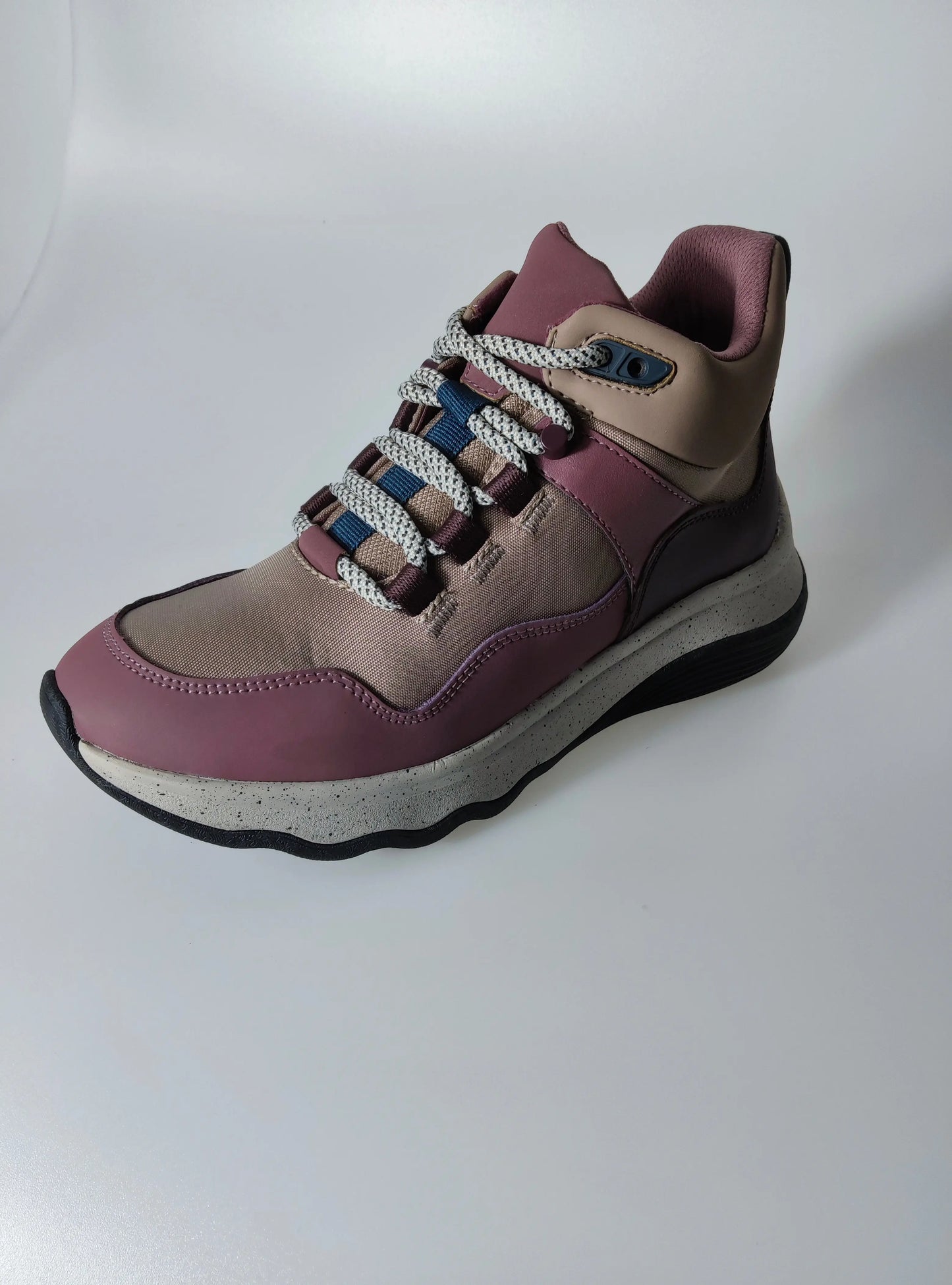 Bottes de randonnée femme mauves et taupes de Clarks, avec des lacets épais bicolores et une semelle mouchetée grise et noire.