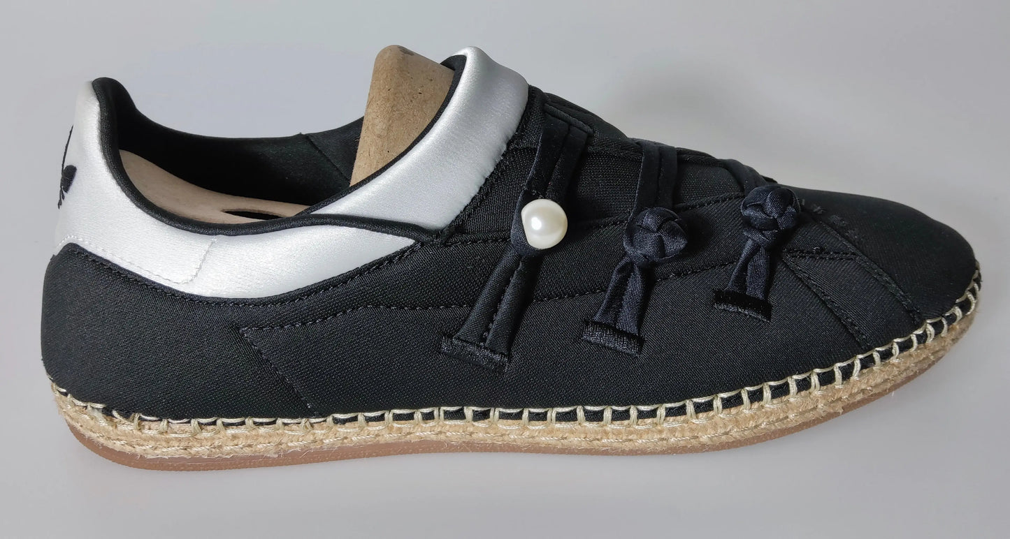 Espadrille noire Adidas, modèle Originals x CLOT Qi Flow, avec garniture blanche et détails perlés.