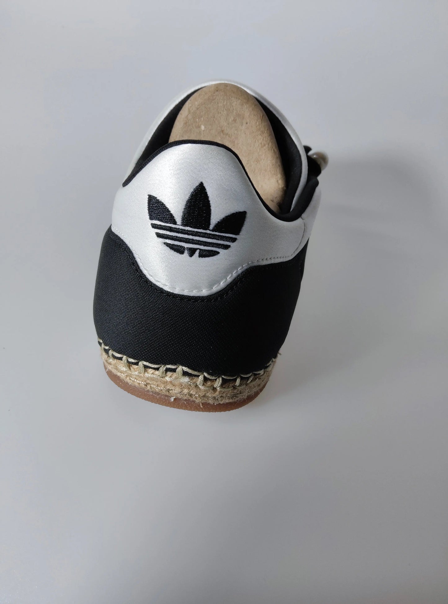 Espadrille noire en textile par Adidas Originals, vue de dos avec logo trèfle blanc.