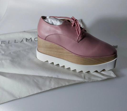 Sneaker plateforme Elyse rose pour femme de Stella McCartney, avec semelle blanche dentelée et assise plantaire en bois clair.
