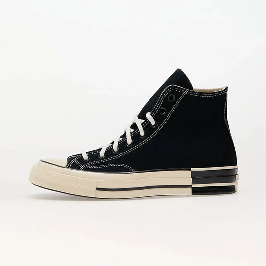 Basket montante noire et blanche Chuck 70 de Converse, avec lacets blancs et semelle intermédiaire crème.