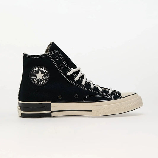Basket montante noire et blanche de Converse, avec lacets blancs et semelle contrastante.