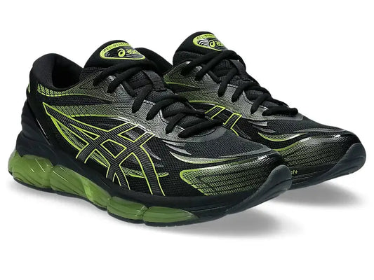 Chaussures de course noires et vert fluo Asics, avec semelle intermédiaire à bulles vertes apparentes.