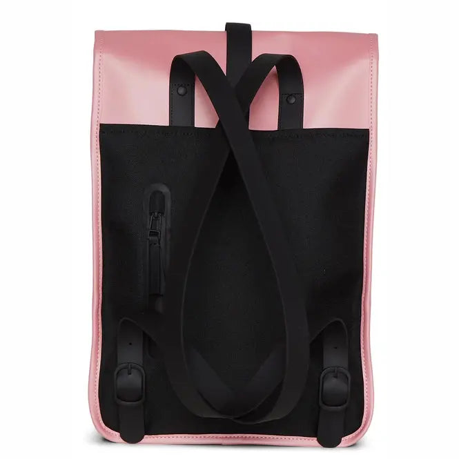 Sac à dos rose pastel Mini Backpack de Rains, avec empiècement noir et bretelles croisées.