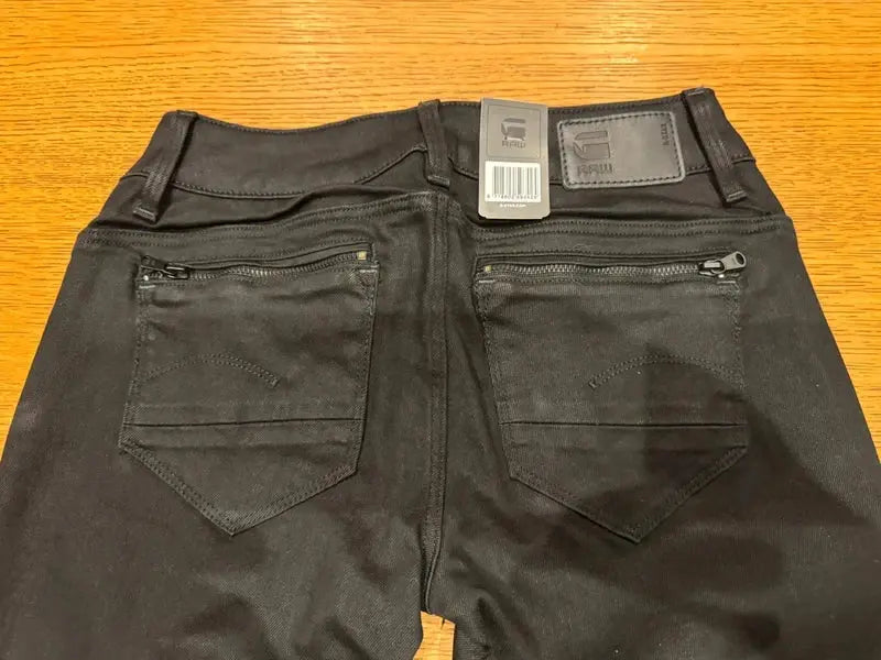 Jean noir skinny de G-Star RAW, avec poches arrière zippées et empiècement en cuir.