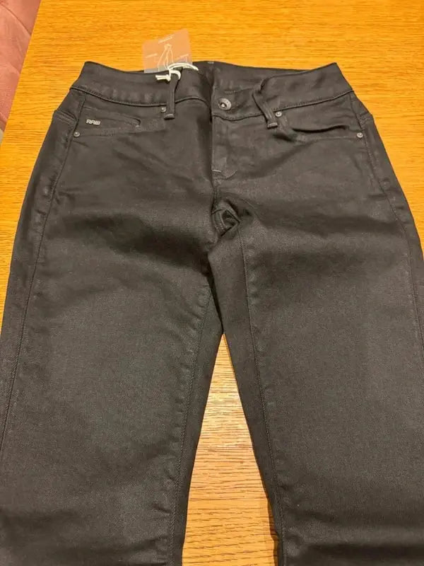 Jean noir super skinny de G-Star RAW, avec une coupe basse et une fermeture éclair visible.
