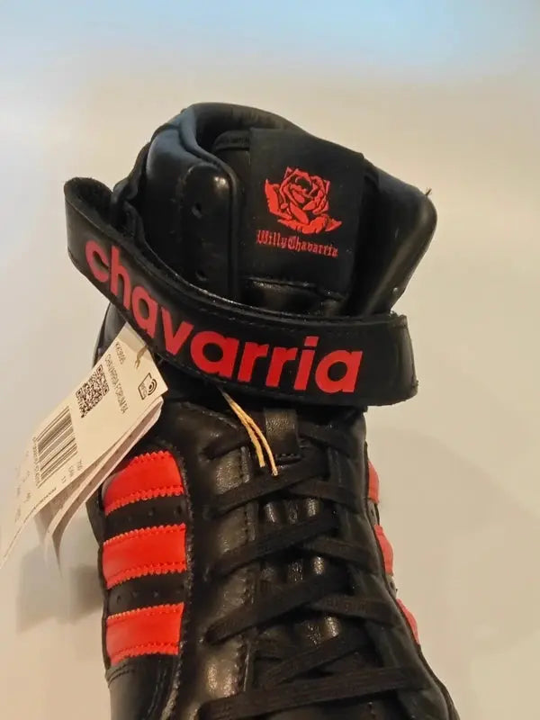 Baskets montantes en cuir noir et rouge Adidas par Willy Chavarria, avec motif rayé et scratch de cheville.