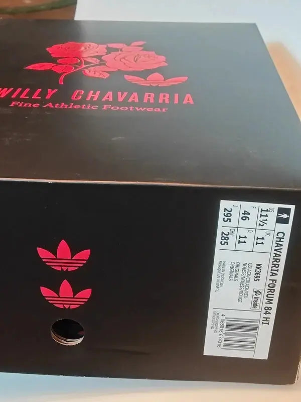 Boîte de chaussures Adidas Forum 84 Hi noires et rouges de Willy Chavarria, avec logo et motif floral.