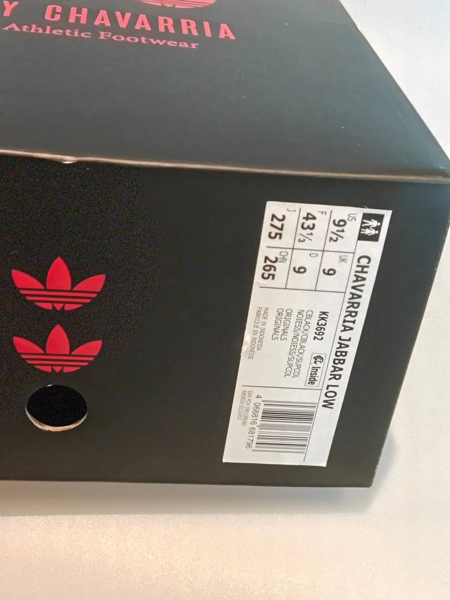 Basket Adidas x Willy Chavarria x Kareem Abdul-Jabbar, boîte noire avec logo trèfle rouge.