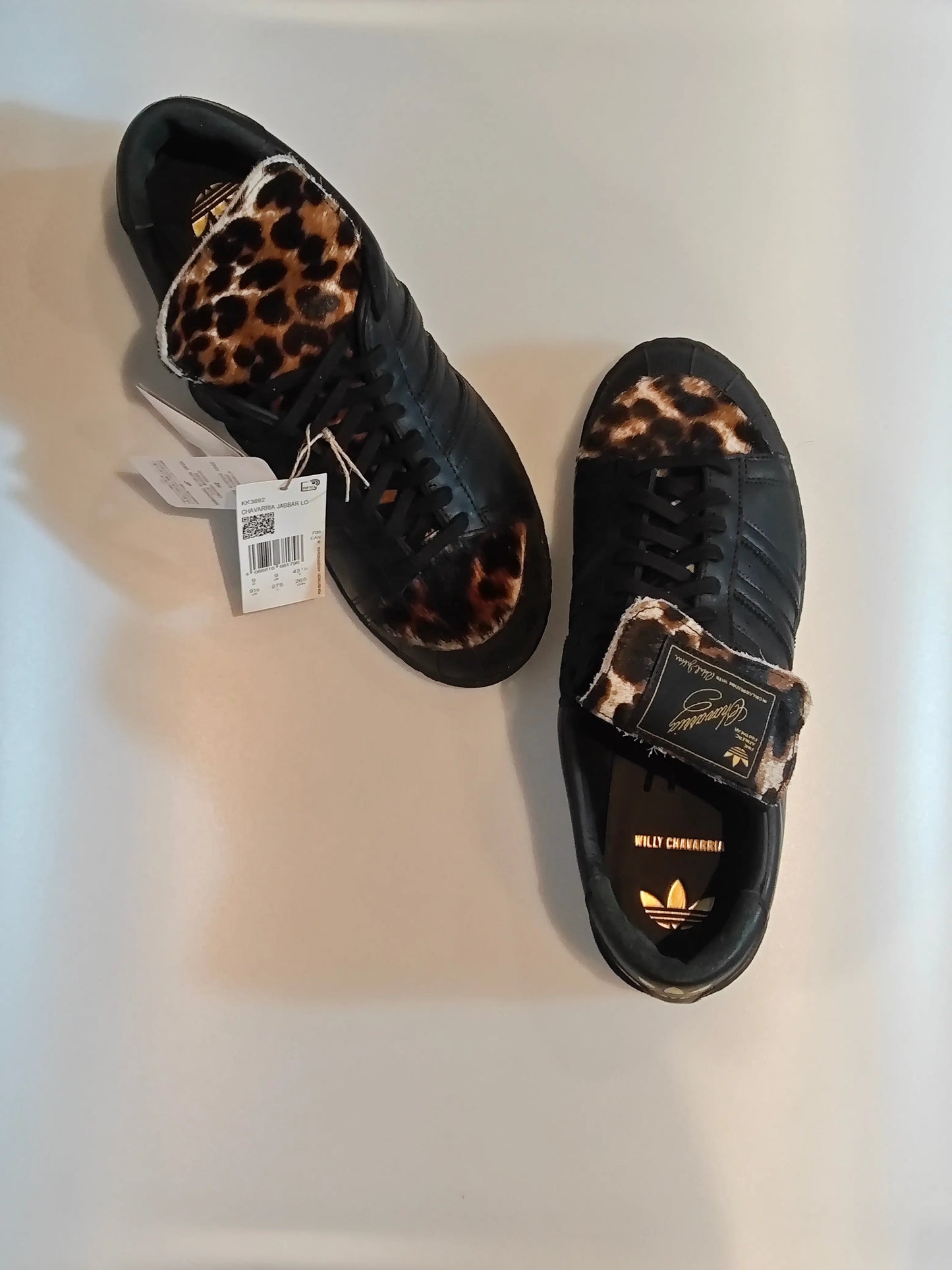 Baskets noires "Superstar Leopard" de Adidas en collaboration avec Willy Chavarria, avec imprimé léopard sur le bout et la languette.