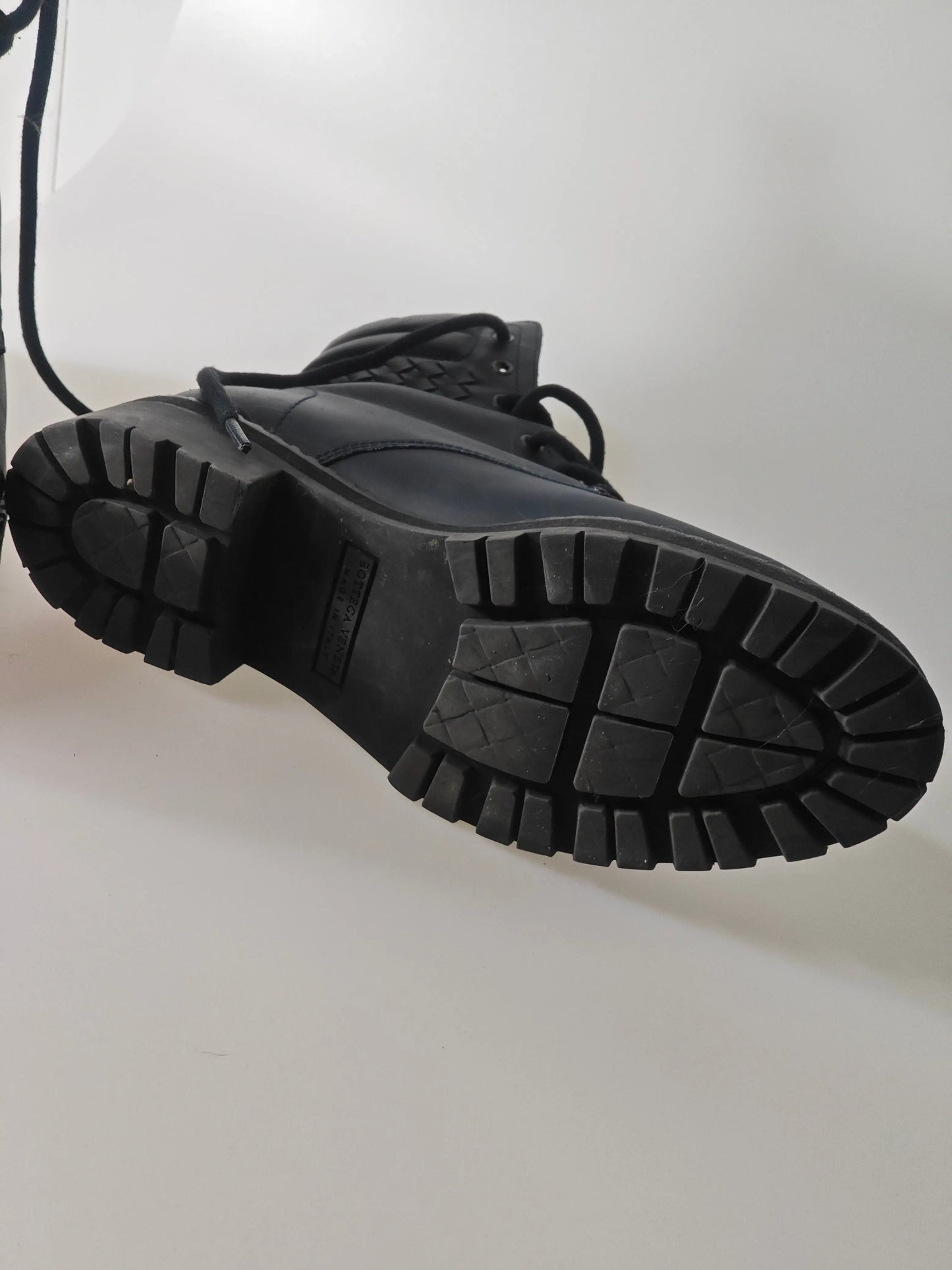 Bottines Bottega Veneta en cuir noir tressé de Bottega Veneta, semelle épaisse à crampons.