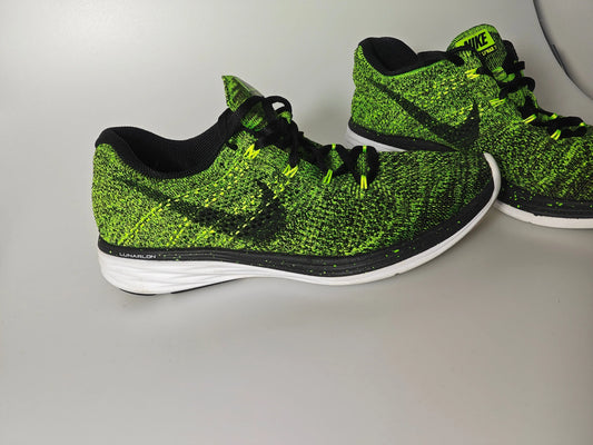 Basket Flyknit Lunar 3 verte et noire de Nike, avec des détails mouchetés sur la semelle.