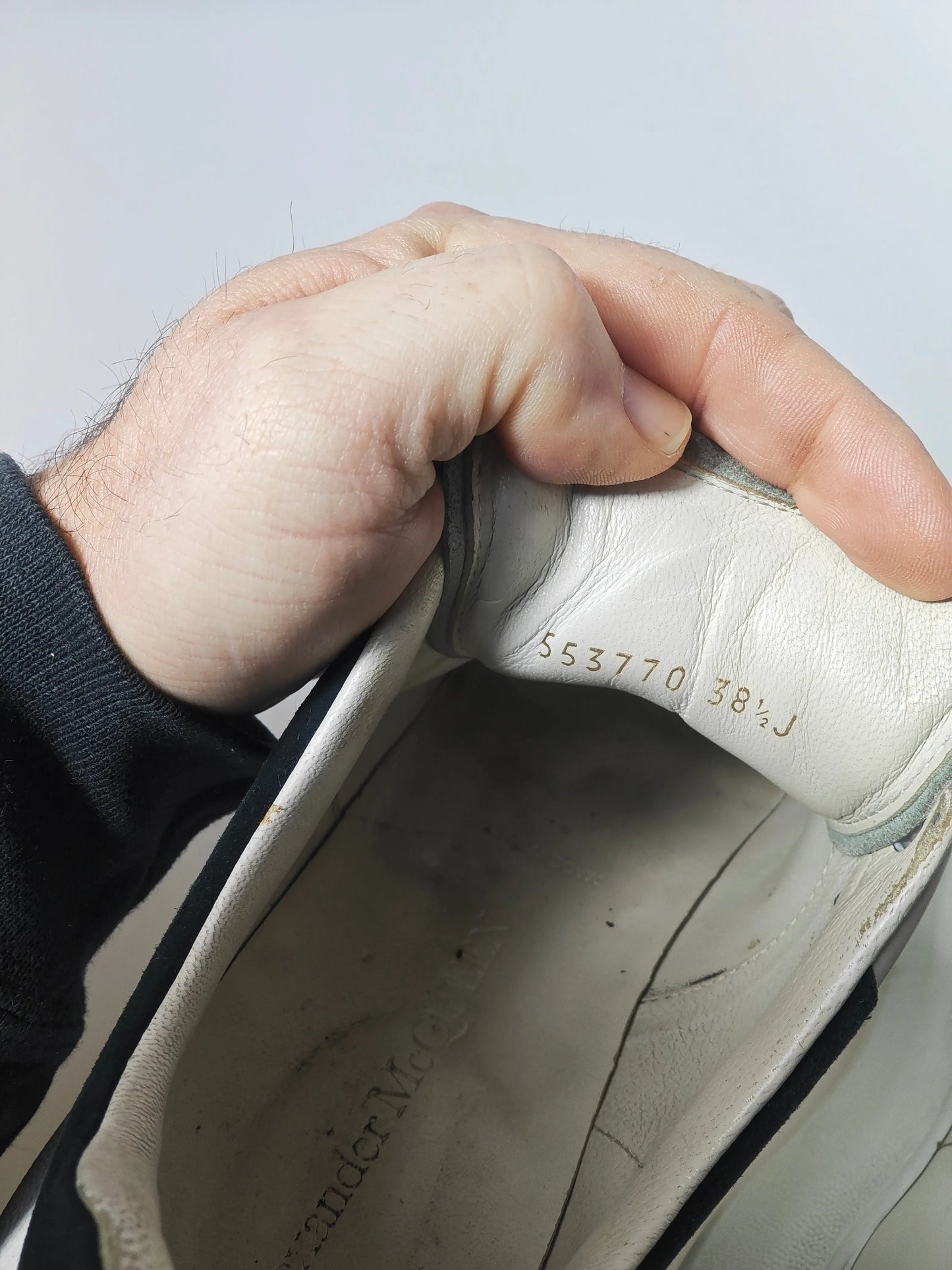 Baskets en cuir blanc à talon noir d'Alexander McQueen, détail intérieur avec numéro de série et pointure.