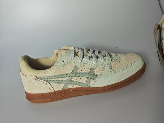 Basket Skyhand OG en suède beige et vert olive d'Asics, avec lacets blancs et semelle marron.