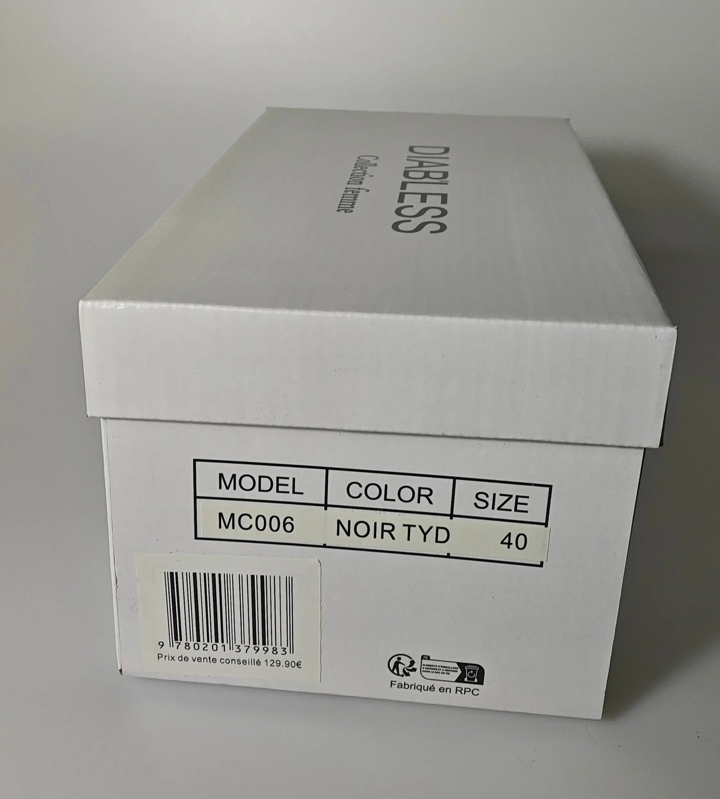Chaussons noirs Diabless de modèle MC006, taille 40, présentés dans leur boîte blanche avec code-barres.