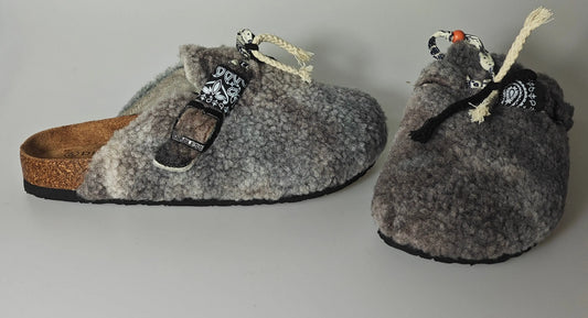 Chaussons fourrés gris de Diabless, avec bride à motif bandana et cordon décoratif.