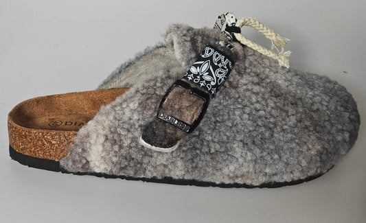 Sabot fourré gris de Diabless, avec boucle décorative à motif bandana noir et blanc et cordelette beige.