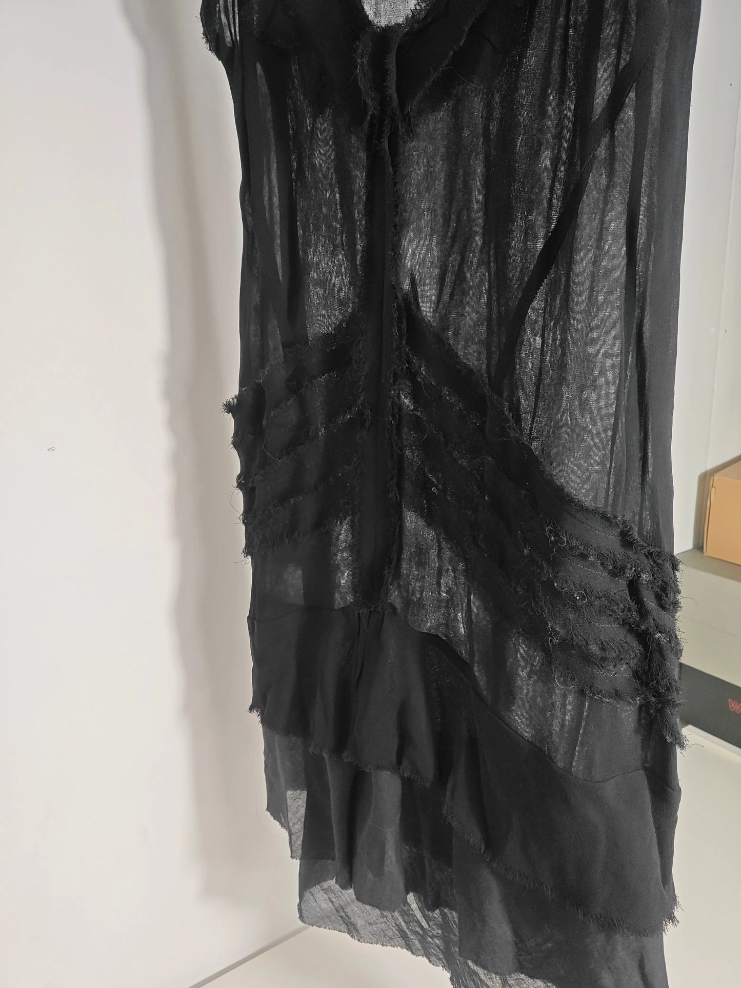 Robe noire fluide de Maje, taille S, avec des détails de superposition et une ambiance bohème chic.