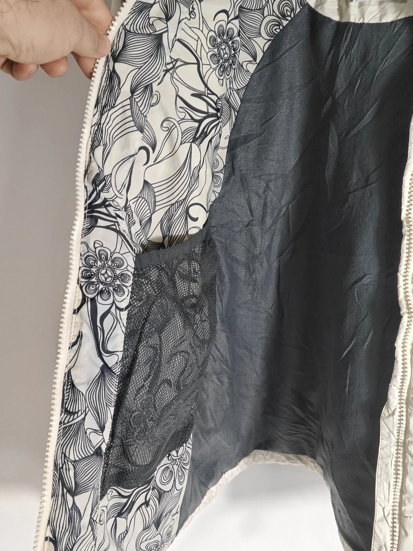 Doudoune Columbia taille M de Columbia avec doublure à motif floral noir et blanc et poche intérieure en filet.