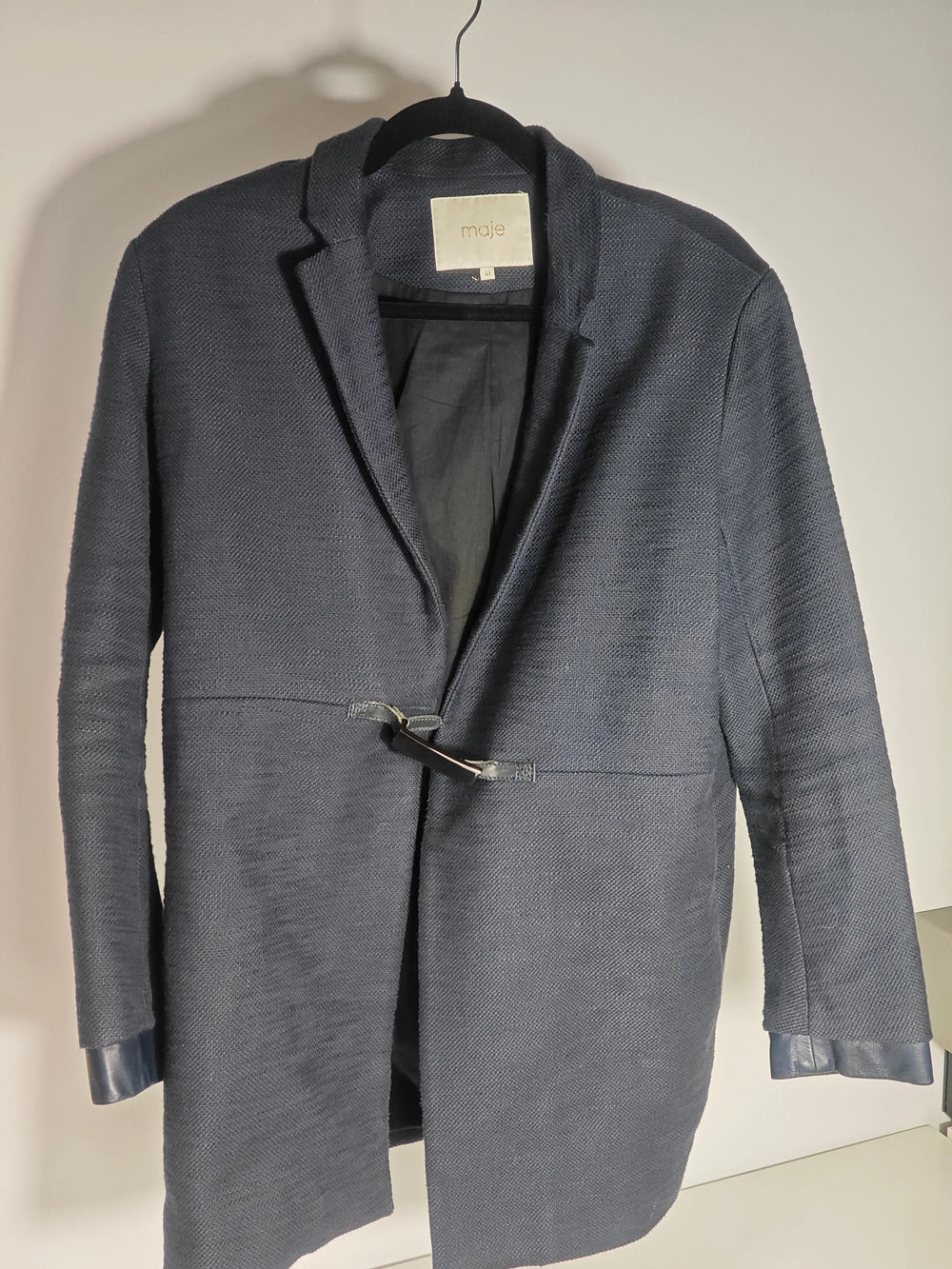 Manteau bleu texturé Maje avec fermeture brandebourg et finitions en cuir bleu marine.