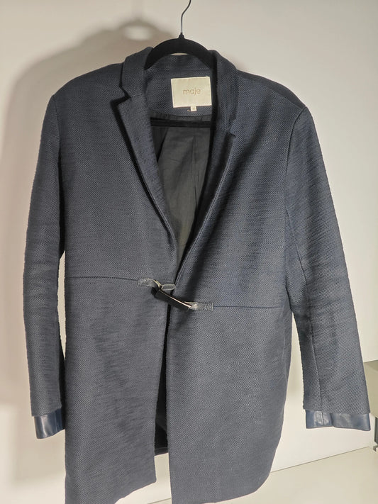 Manteau bleu texturé Maje avec fermeture brandebourg et finitions en cuir bleu marine.