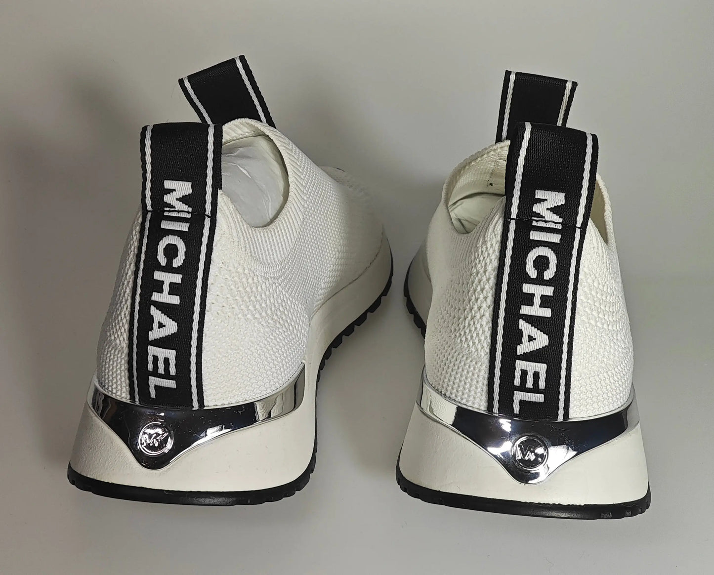 Espadrilles blanches en tricot extensible Michael Kors, avec logo sur la bande arrière et détail argenté.