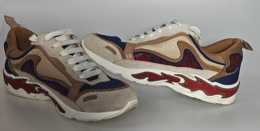 Baskets Sandro modèle Flame en cuir et tissu, avec détails contrastés et semelle sculptée.