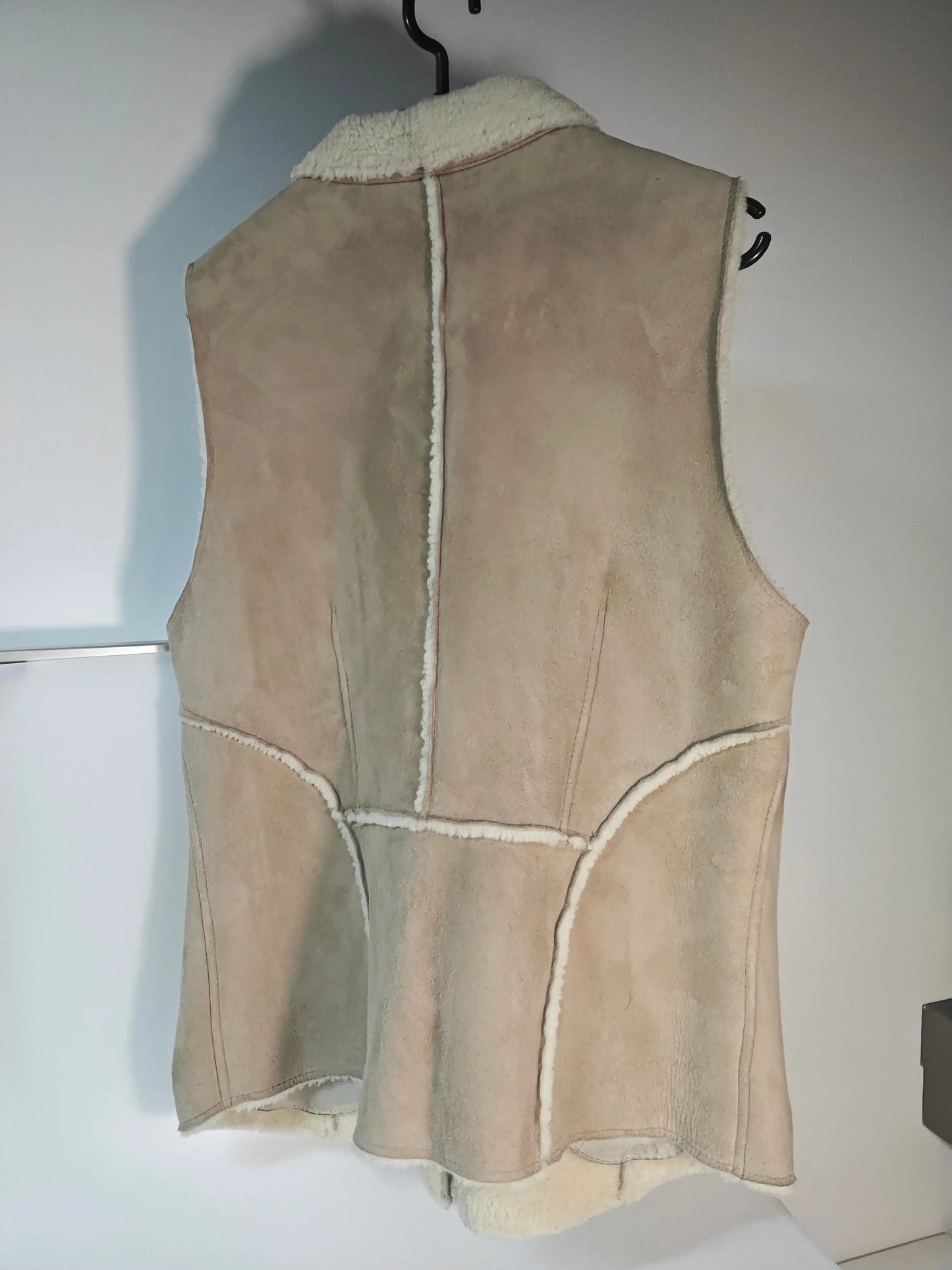Gilet en peau lainée beige Upstyle Destock, fabrication artisanale, doublure en laine blanche, vue de dos.