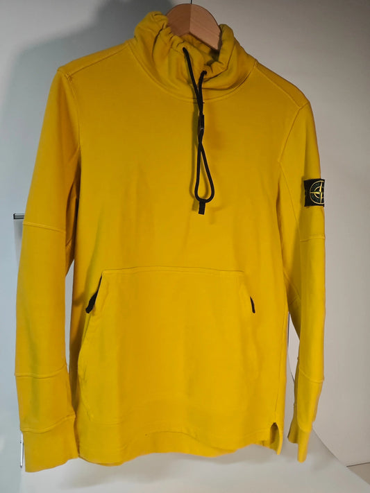 Sweat jaune par Stone Island, avec capuche à cordon, poche kangourou et patch logo sur la manche.