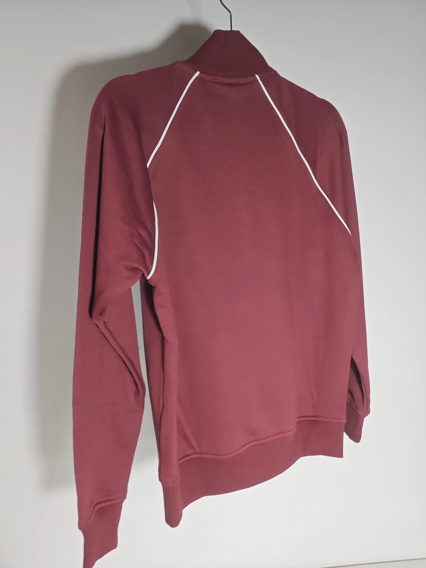 Sweat zippé bordeaux en taille S de Jott, avec des détails de rayures blanches sur les manches.