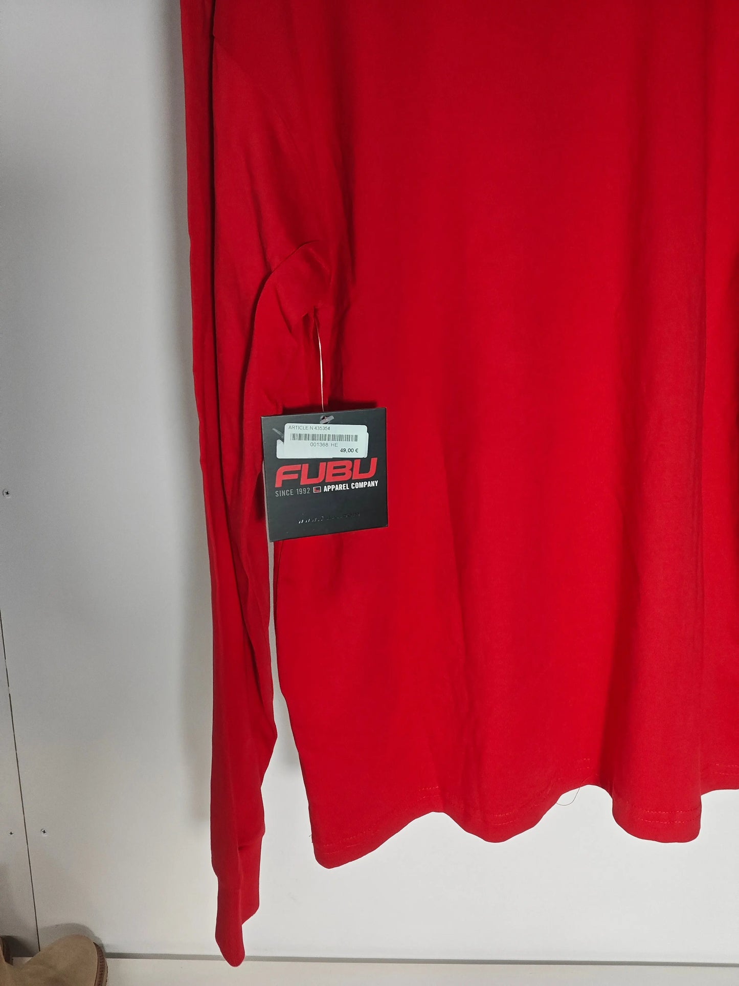T-shirt rouge à manches longues de Fubu, avec étiquette de prix.