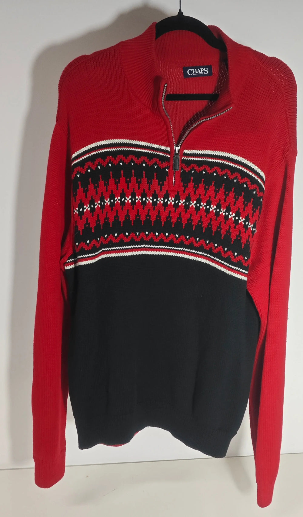 Pull chaud d’hiver rouge et noir, de Ralph Lauren, à motif de style Norvégien avec une fermeture éclair partielle.