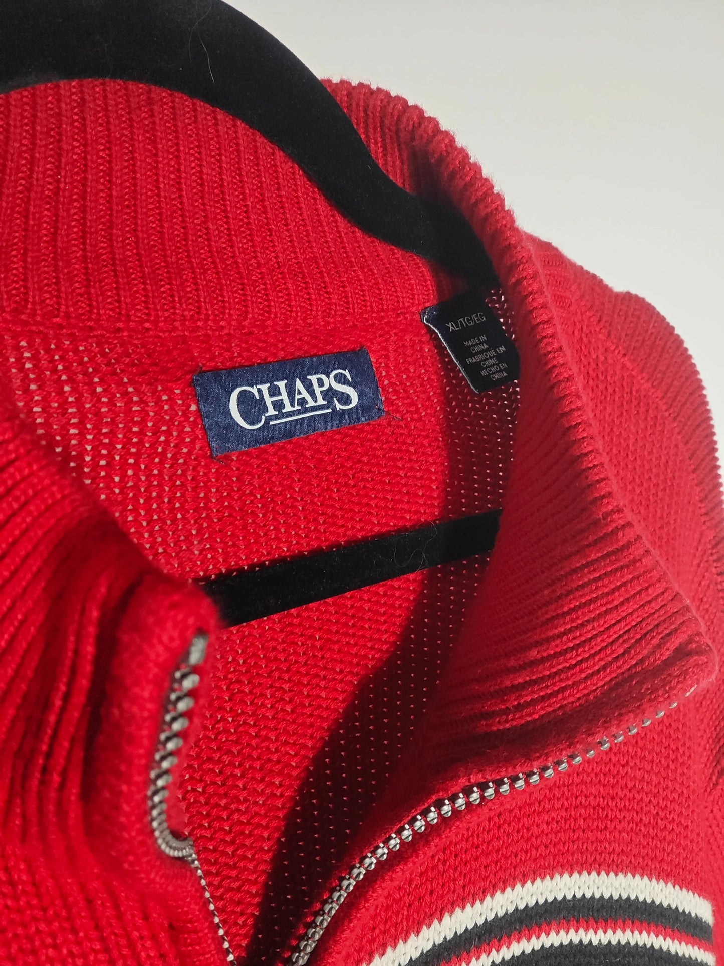 Pull chaud rouge en maille de style norvégien de Ralph Lauren, avec fermeture éclair argentée visible.