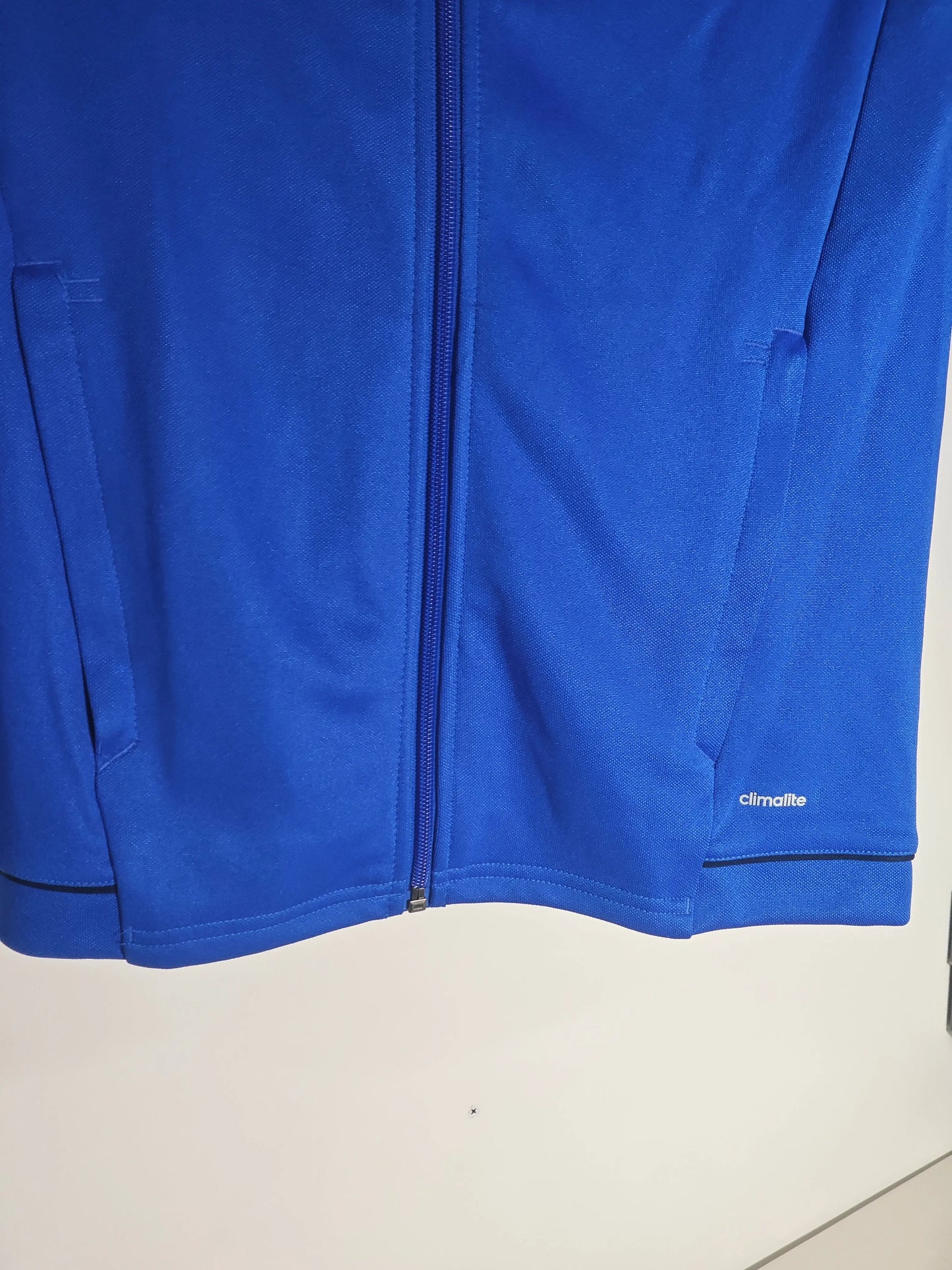Veste de survêtement bleue Adidas Climalite pour enfant, avec fermeture éclair et poches.