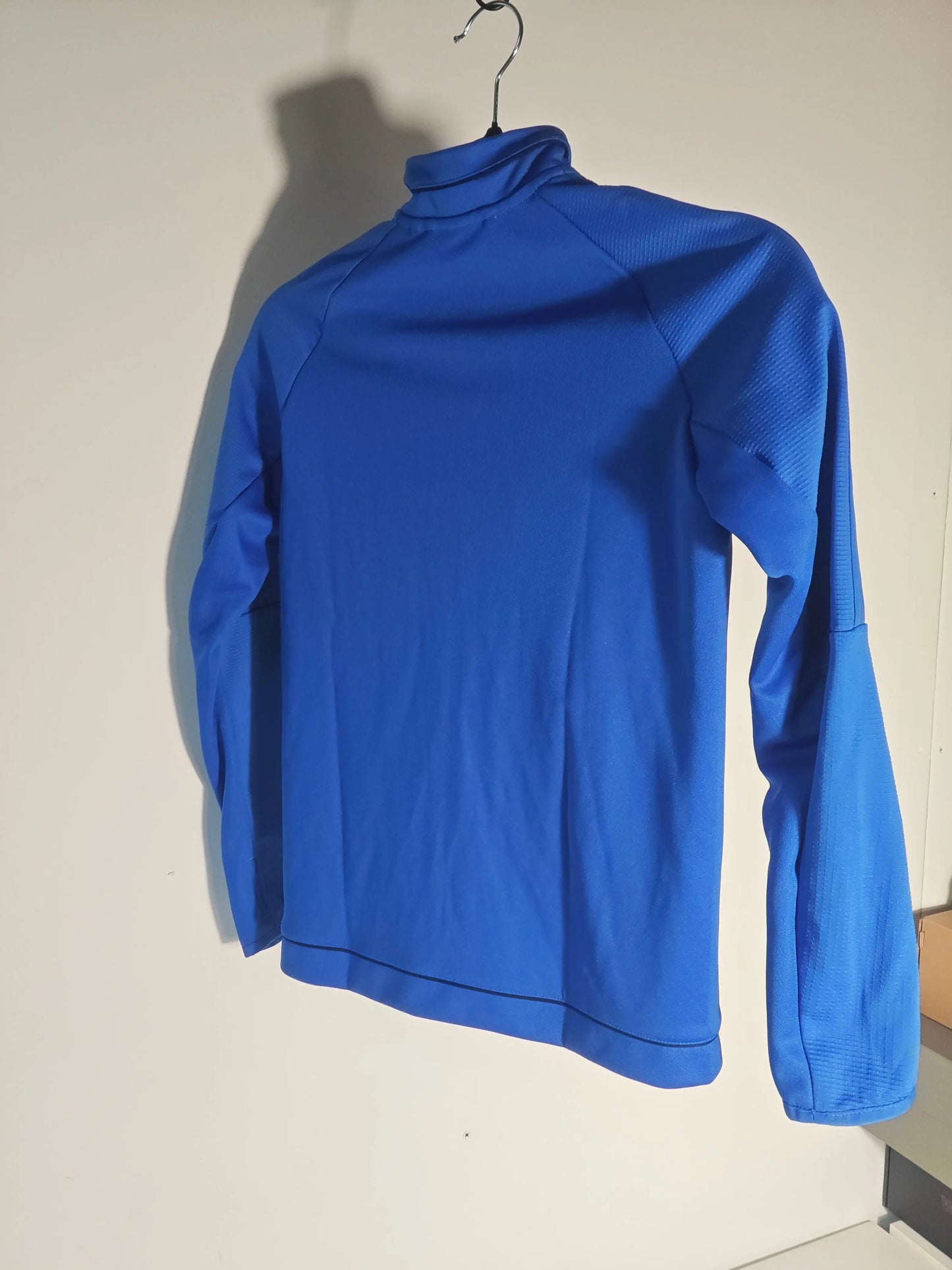 Veste bleue Climalite par Adidas, manches longues texturées et col montant, vue de dos.