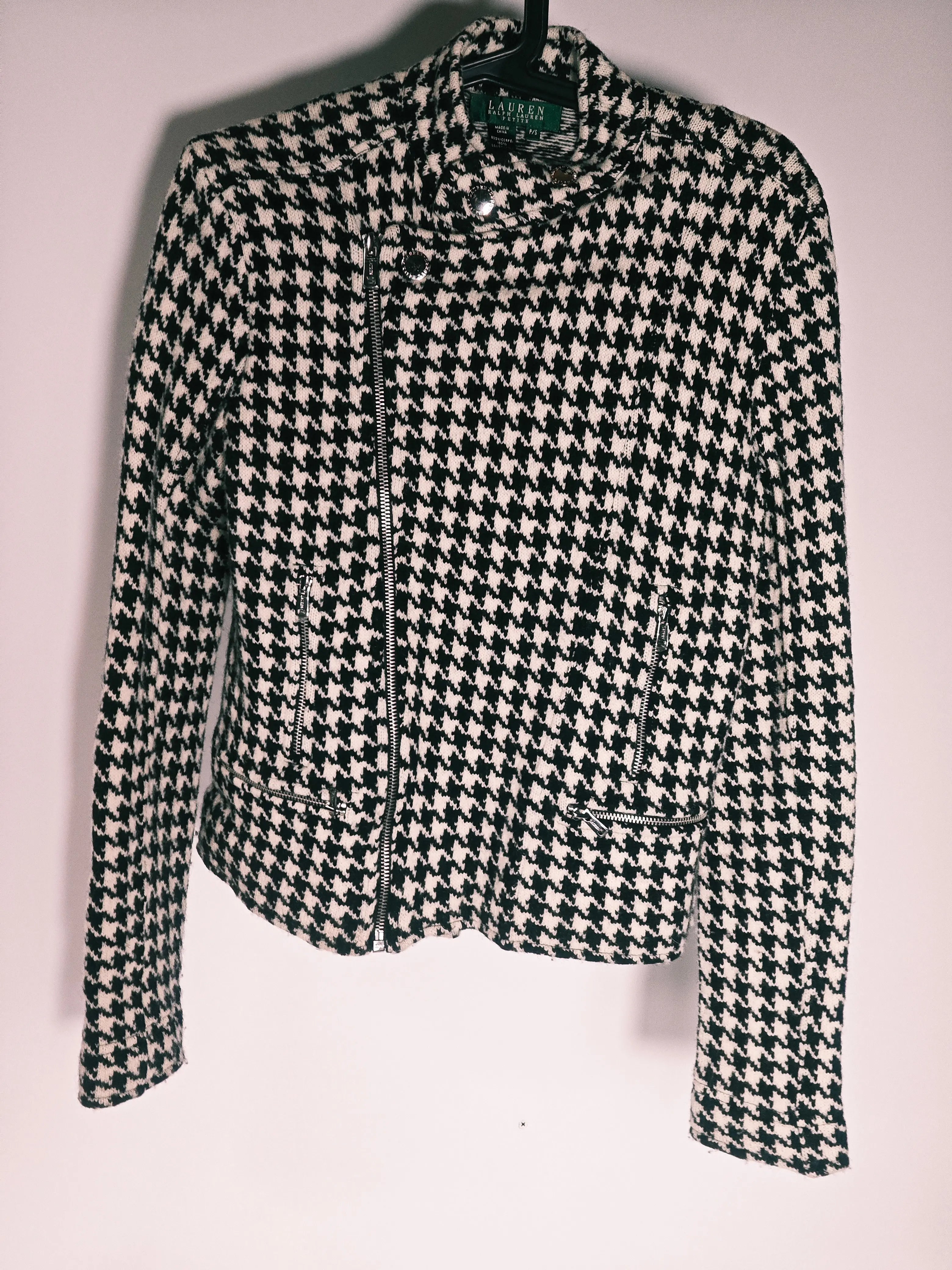 Veste motif pied-de-poule par Ralph Lauren, avec fermeture éclair asymétrique et poches zippées.