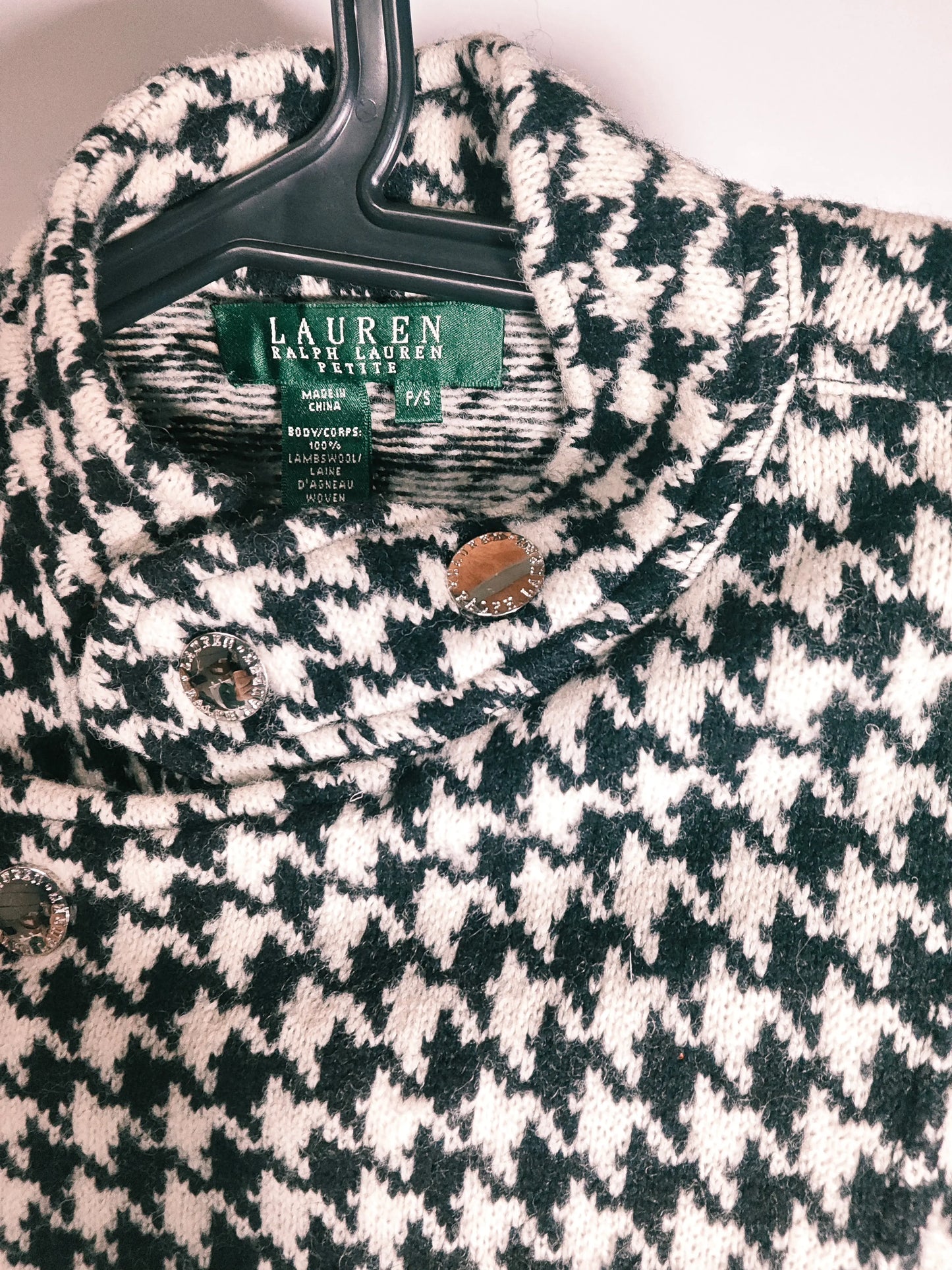 Veste en laine motif pied-de-poule de Ralph Lauren, ornée de boutons décoratifs argentés.