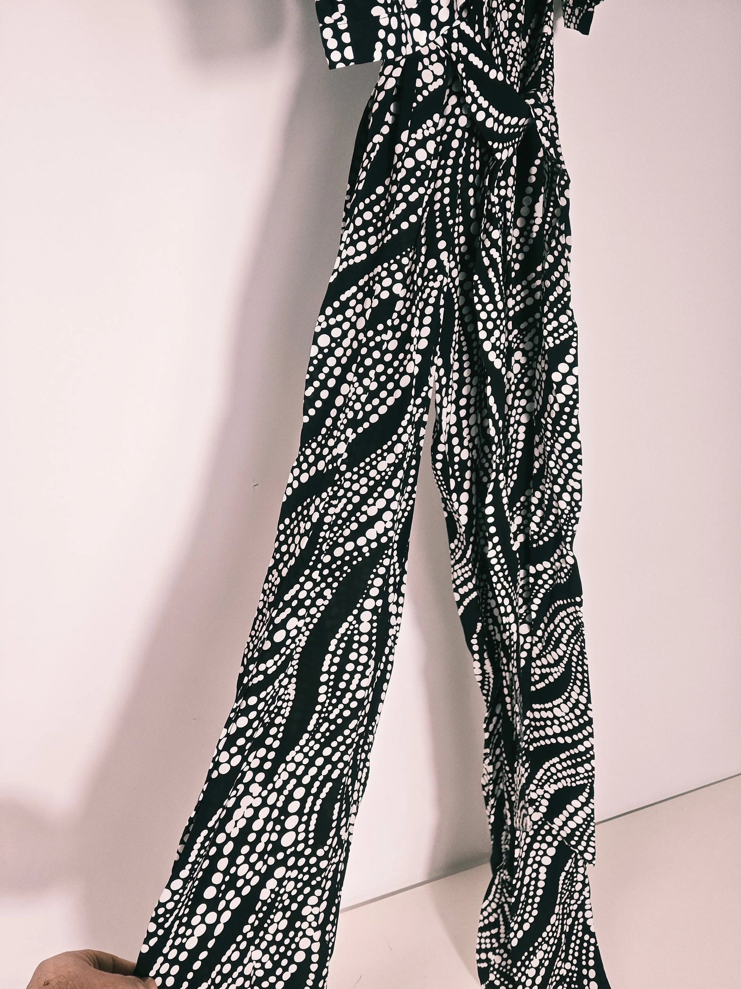 Robe combi noire et blanche de The Kooples, avec motif à pois ondulés.