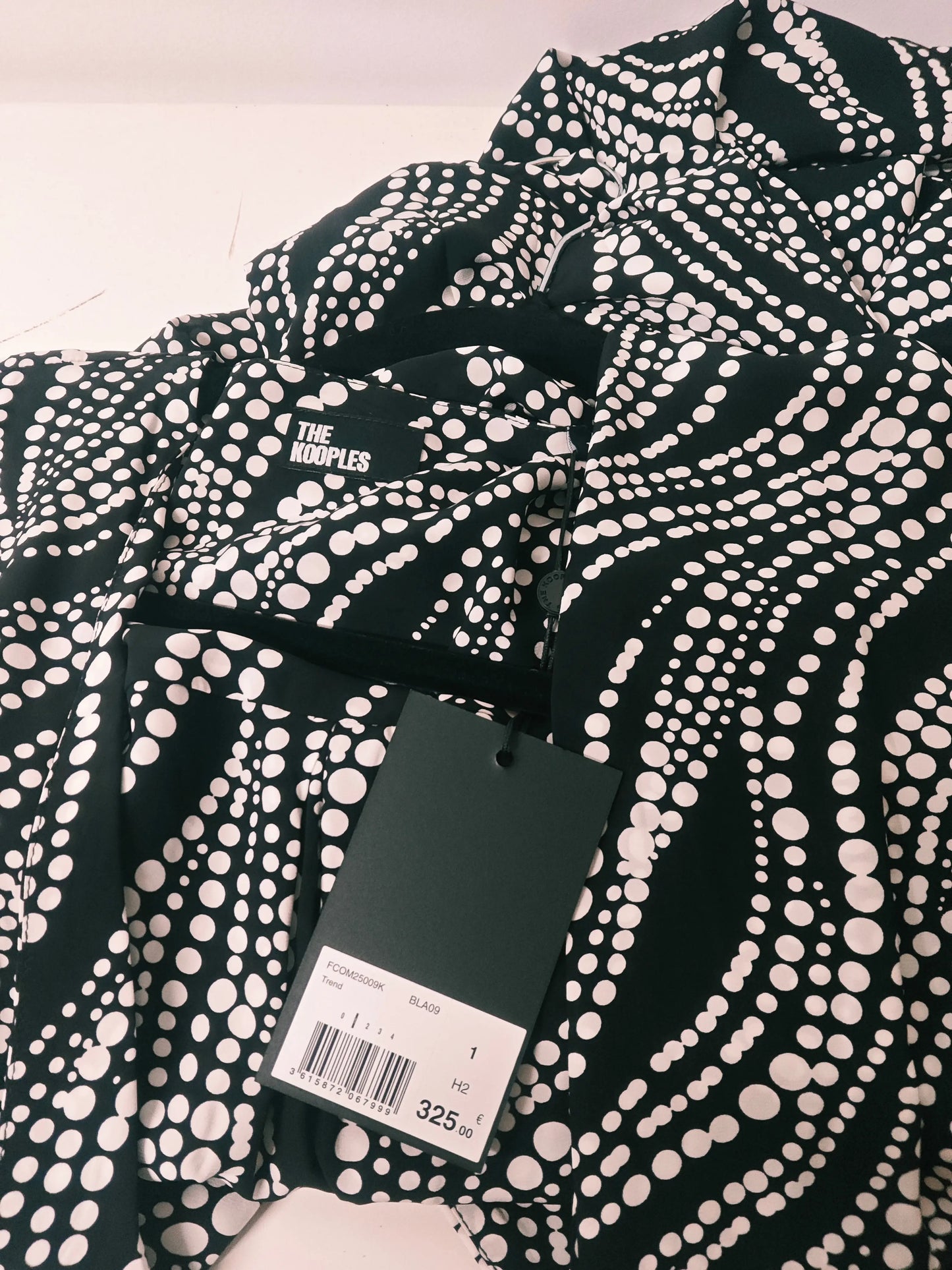 Robe combi noire à pois blancs de The Kooples, avec étiquette noire apparente.