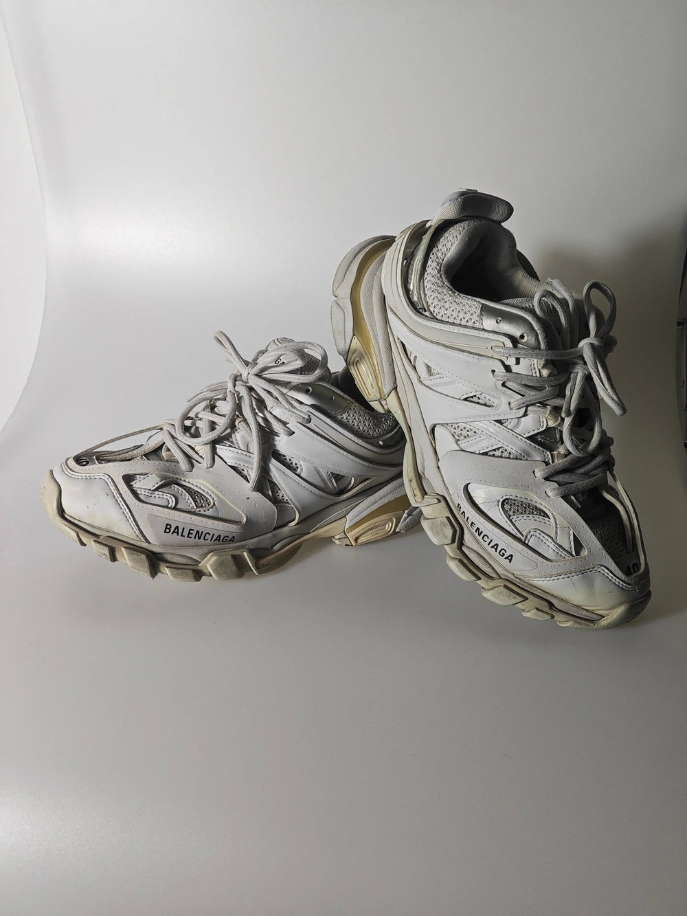 Baskets basses blanches de Balenciaga, avec lacets et semelle crantée.