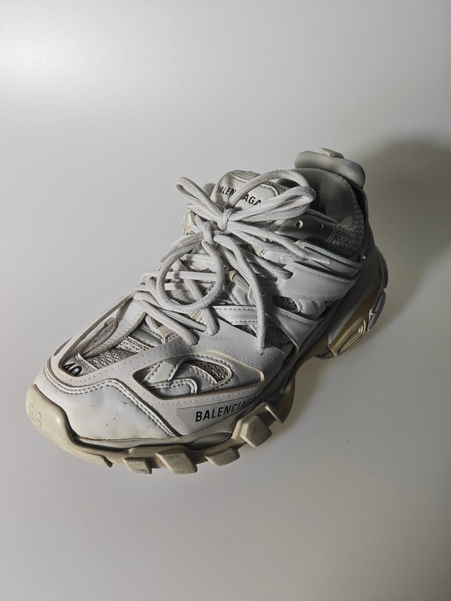 Baskets basses Track blanches d'occasion de Balenciaga avec lacets et semelle épaisse.