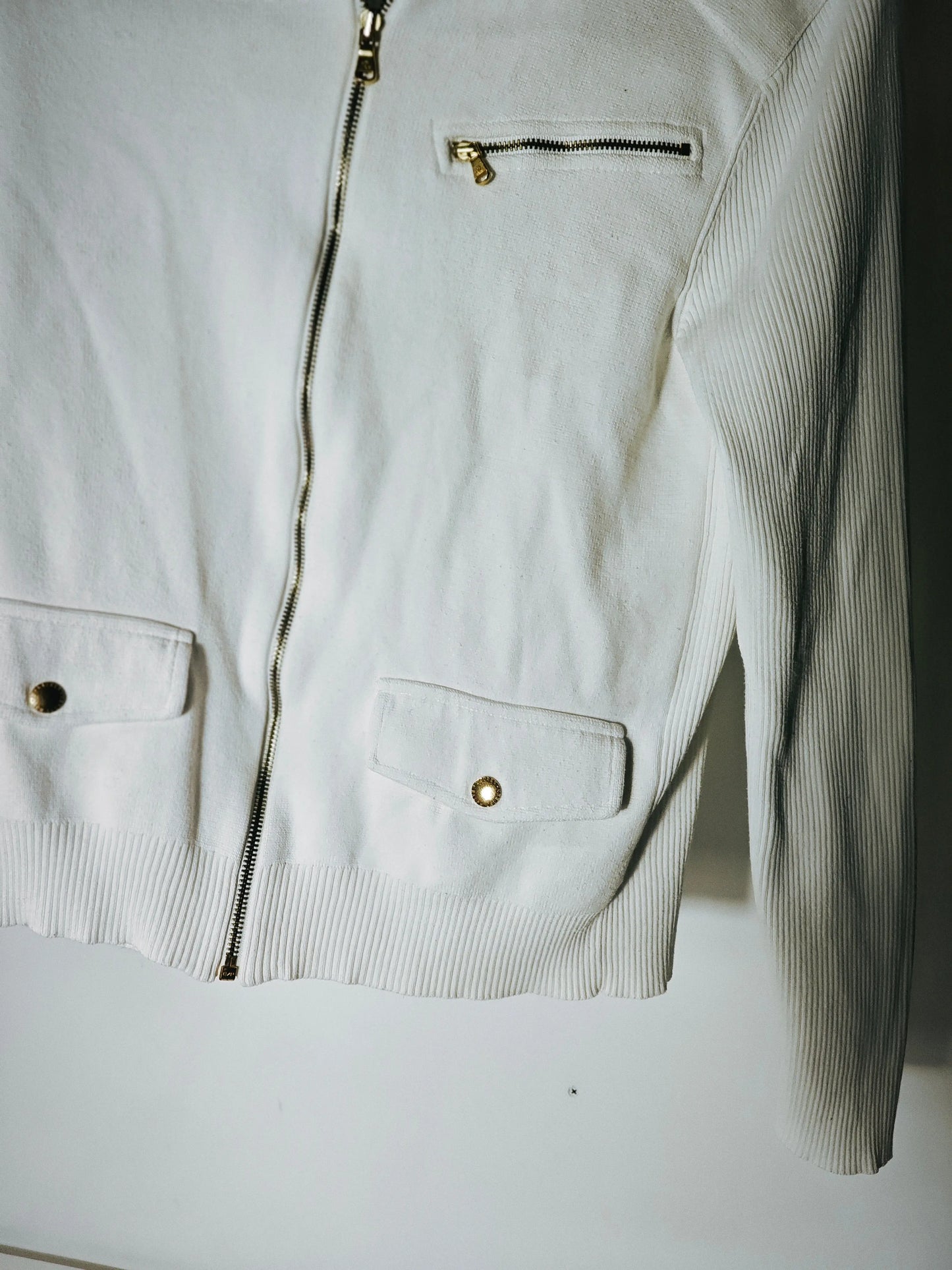 Veste en maille blanche Lauren Ralph Lauren avec fermeture éclair dorée et poches à boutons.