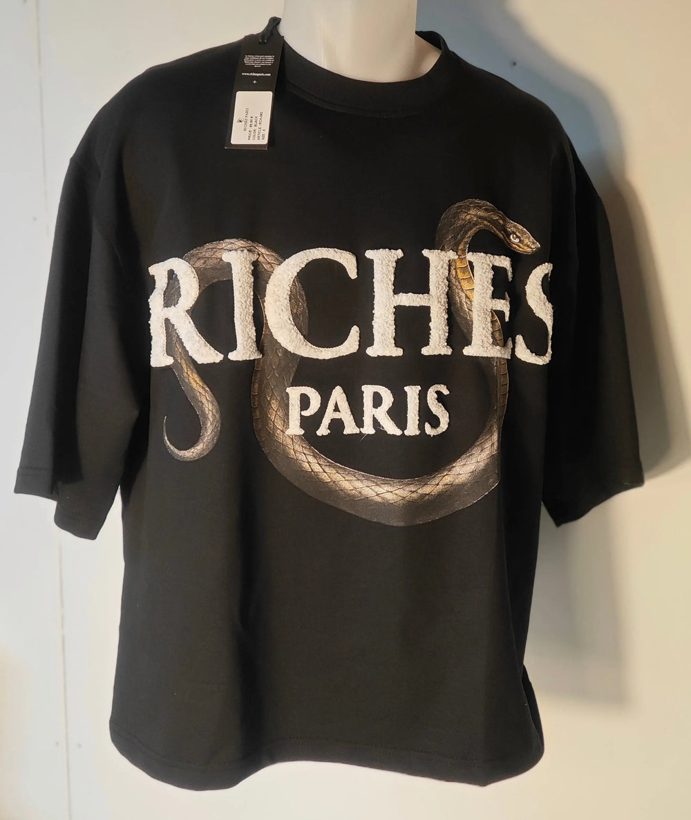 T-shirt noir Riches Paris avec motif serpent enroulé autour du lettrage blanc.