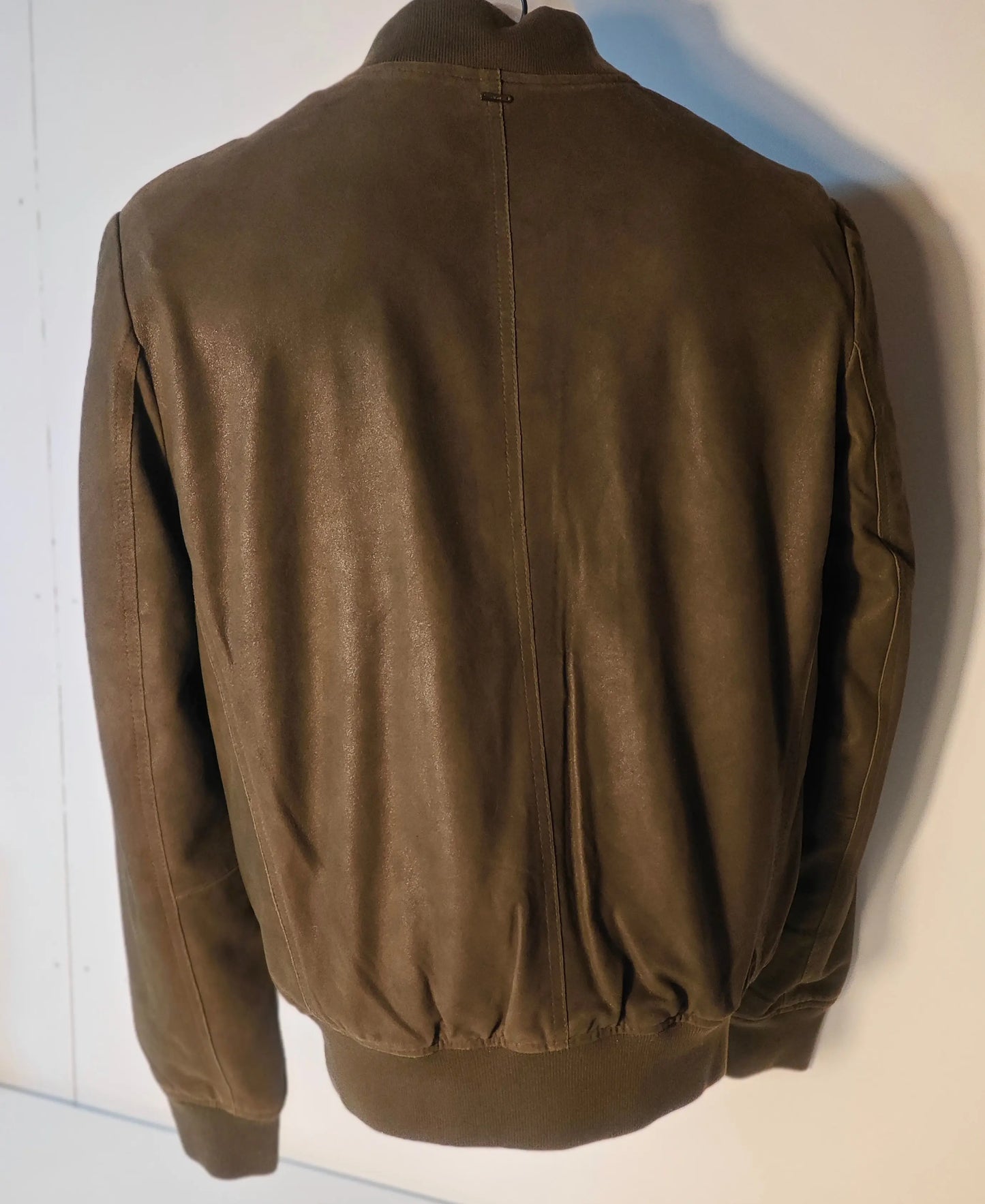 Blouson en cuir kaki de IKKS, vue arrière, avec col montant et finitions côtelées.