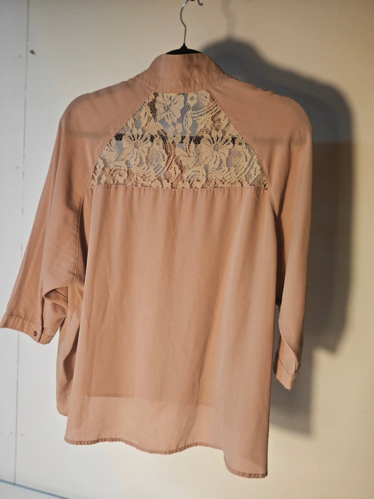 Blouse nude à manches trois-quarts de H&M Divided, avec empiècement en dentelle florale au dos.