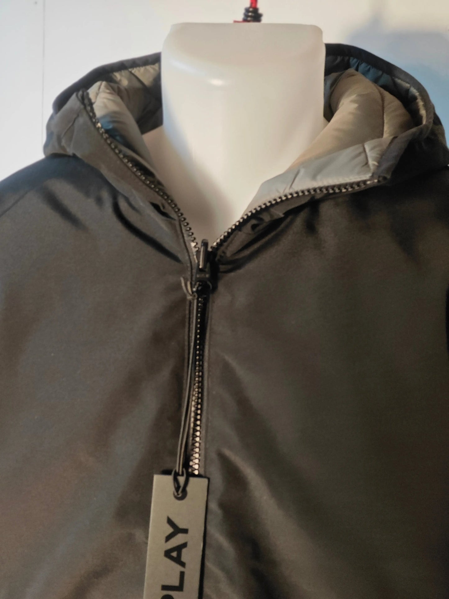 Veste réversible noire par Replay, avec capuche et fermeture éclair, étiquette pendante.